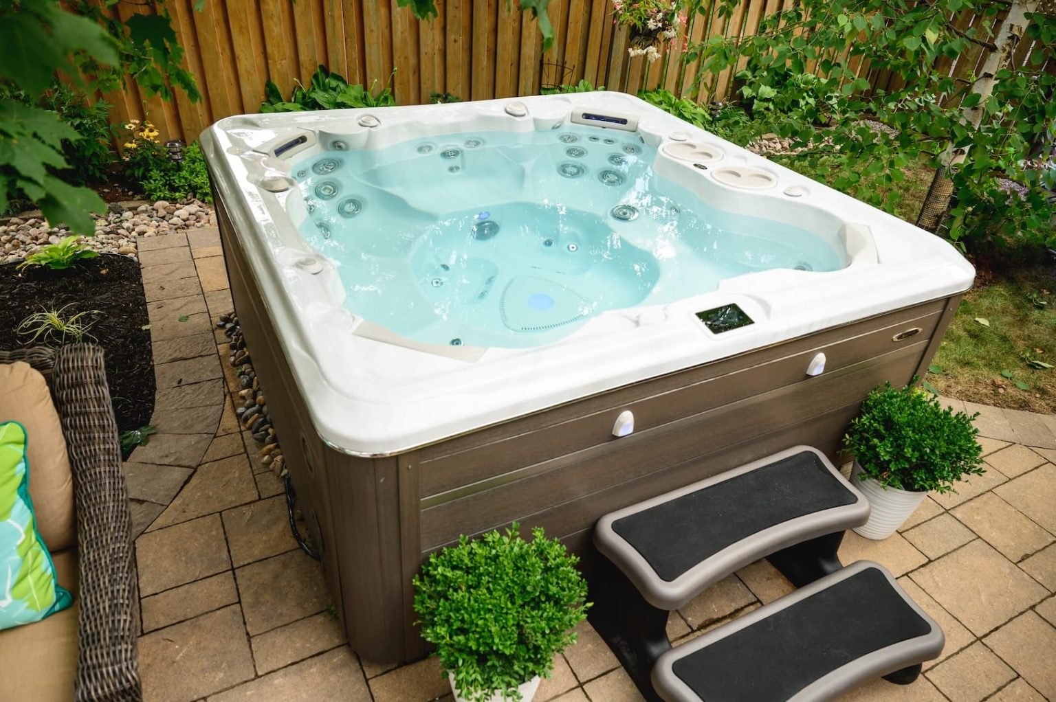 8 Best 6 Person Hot Tubs in 2025 - Hot Tub Reviewer